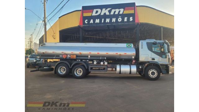 Iveco/Tector 240E25 ano 2012 tanque de 15 mil lts.