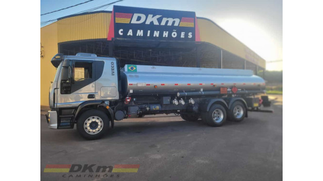 Iveco/Tector 240E25 ano 2012 tanque de 15 mil lts.