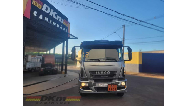 Iveco/Tector 240E25 ano 2012 tanque de 15 mil lts.